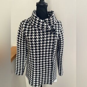Women’s Ellen Tracy black white houndstooth cowl neck cardigan sweater. Small